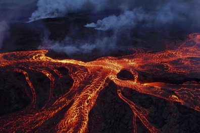 Coulées de lave nocturnes - volcan du Geldingadalir - 0mn 43s